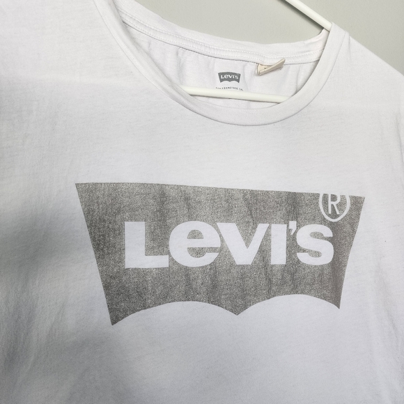 3 for $25 Levi's white ladies t shirt medium - Picture 3 of 5